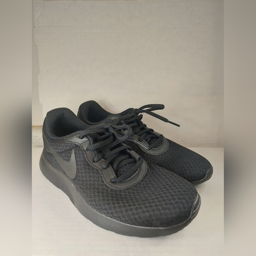 Nike Womens Tanjun DJ6257-002 Black Size U.S. 9.5 Low Top Lace-Up Sneaker Shoes